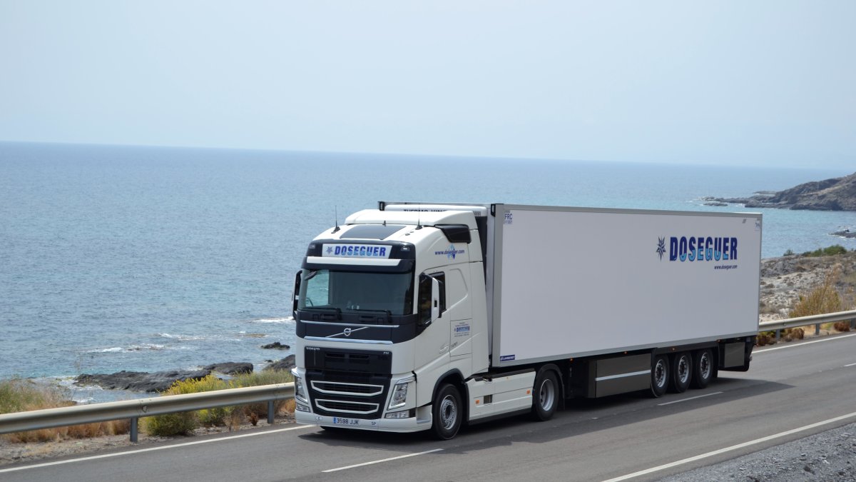 Flota compuesta por vehículos Euro VI e instalaciones autosuficientes de energía solar y  agua de lluvia.