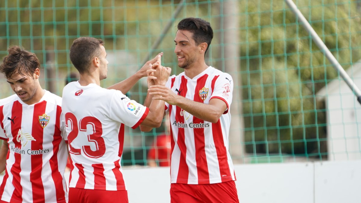 Juan Ibiza en el amistoso contra la Balompédica Linense.