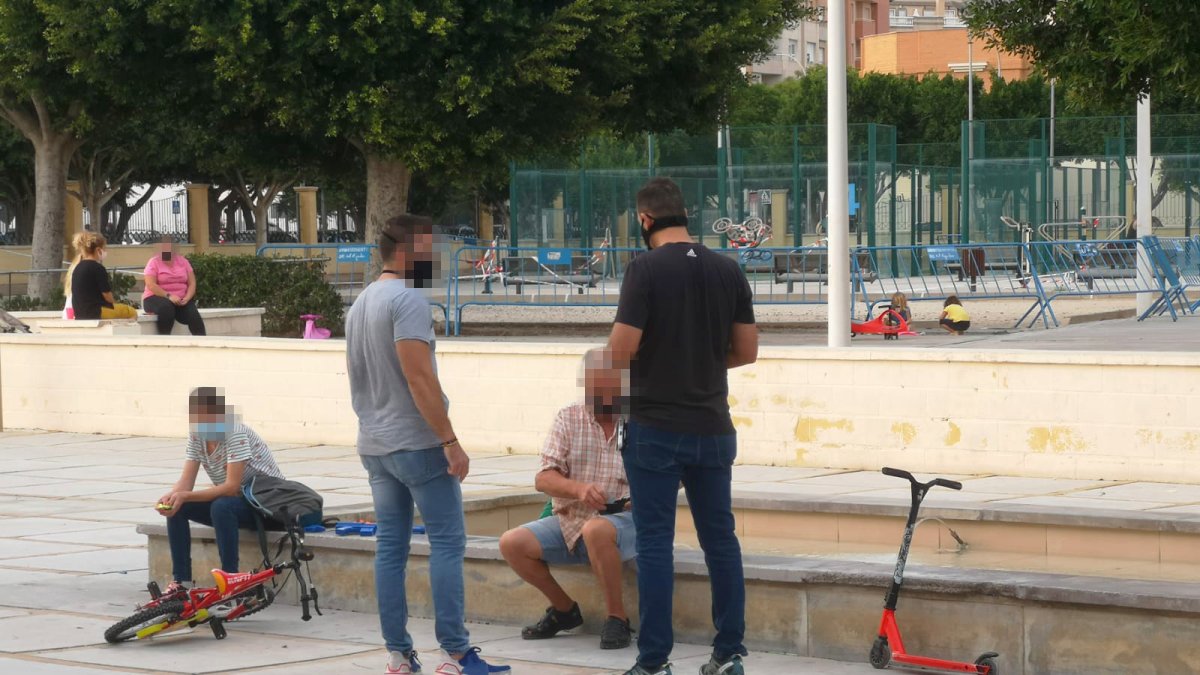 La patrulla de paisano está inspeccionando establecimientos públicos, zonas comerciales y parques