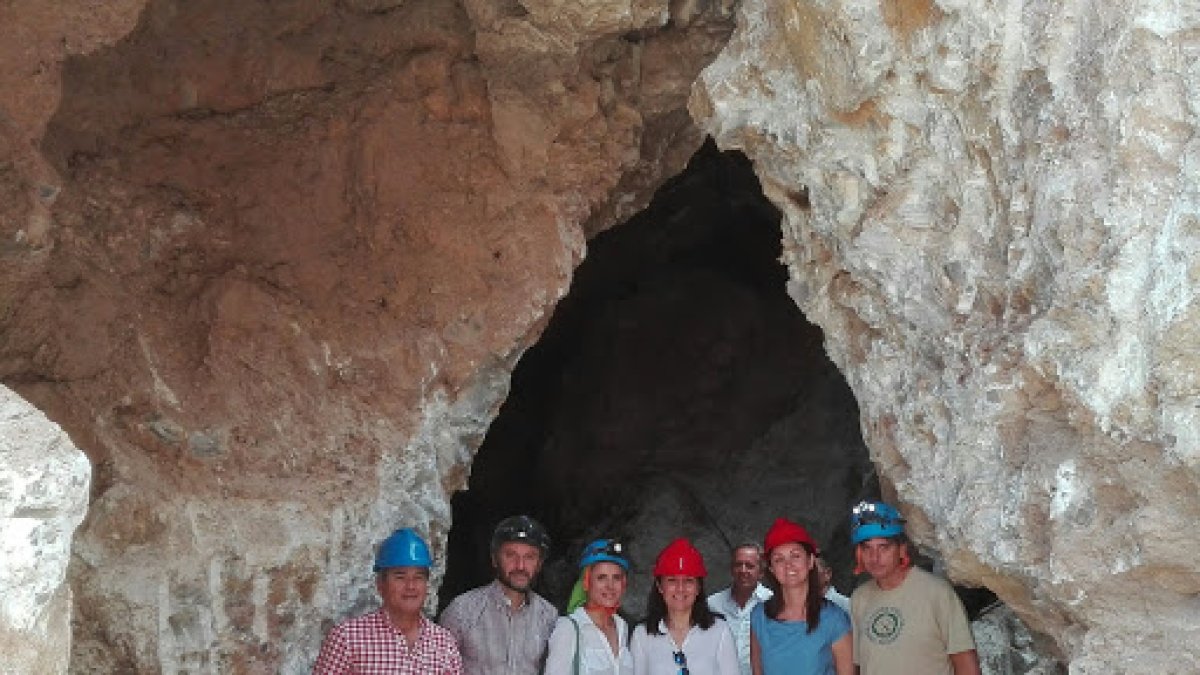 Visita del delegado de Economía (segundo por la izquierda) del anterior Gobierno andaluz a la mina en 2017 junto al alcalde y técnicos del proyecto.