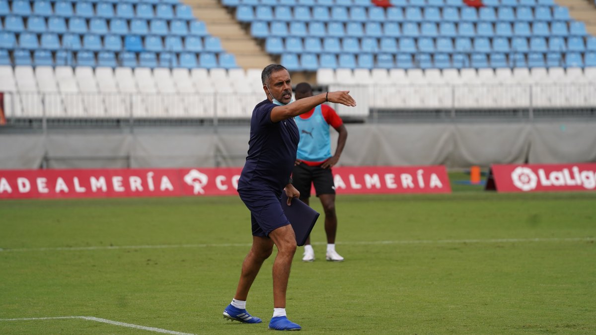 José Gomes dando instrucciones a los futbolistas.