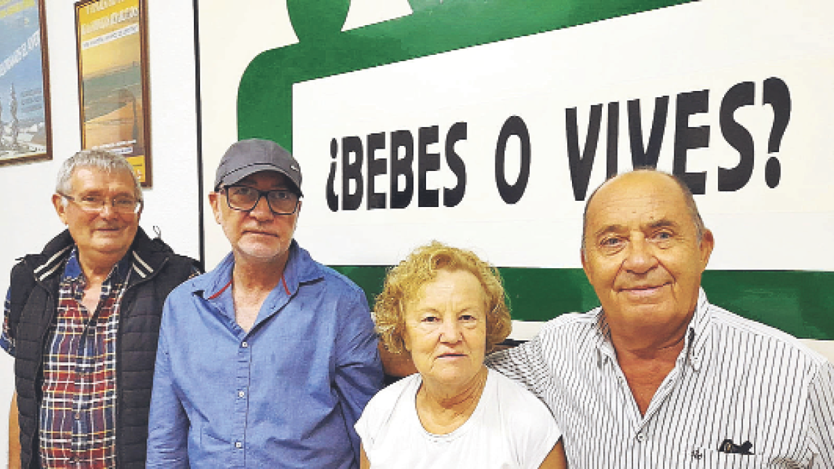 Ramón Fernández Quijano (con gorra) junto a Rafael, Mari Carmen y Genaro, monitores voluntarios de ARA.
