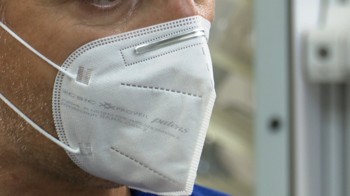 Un hombre con una mascarilla.