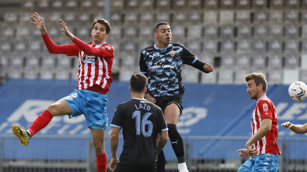 Samú Costa en una jugada del Lugo-Almería.