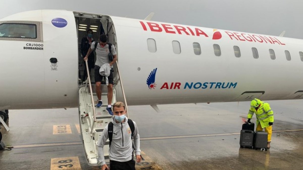 Fran Villalba bajando del avión.