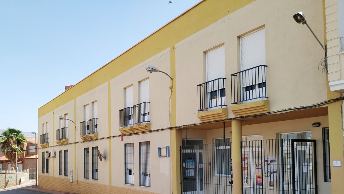 El centro está ubicado en la calle del Pueblo.