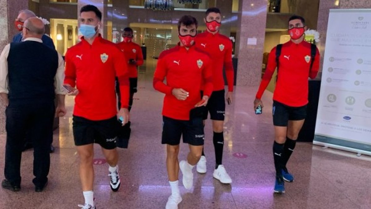 Los jugadores del Almería cumpliendo con las normas de LaLiga.