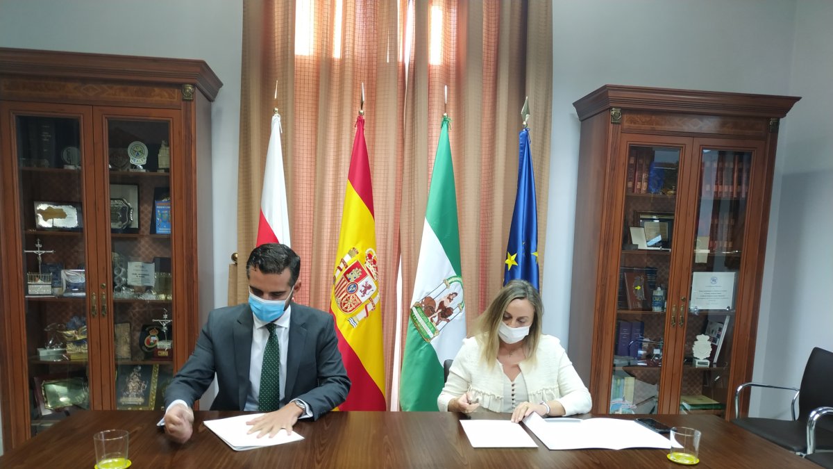 Firma de la carta por parte del alcalde y la consejera