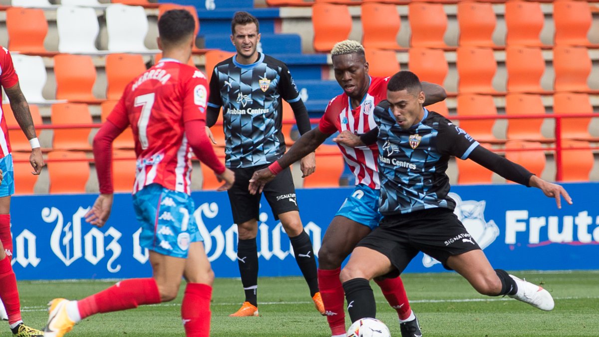 Samú Costa controla el balón en un lance del Lugo-UD Almería.