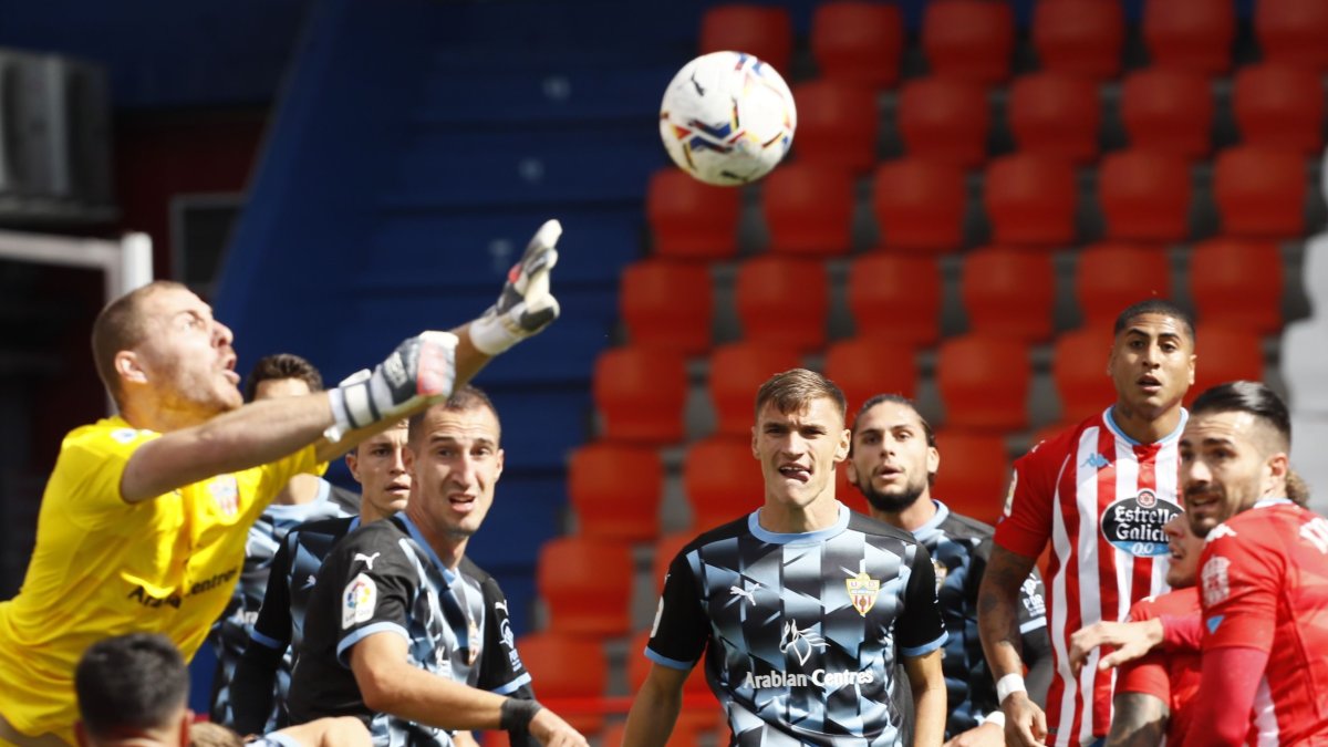 Makaridze despeja en el primer partido con el Almería.