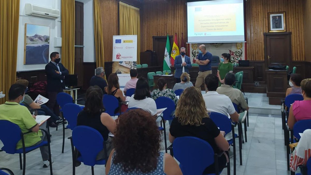 Alcalde y concejal en una jornada con la participación de comercios y empresas.