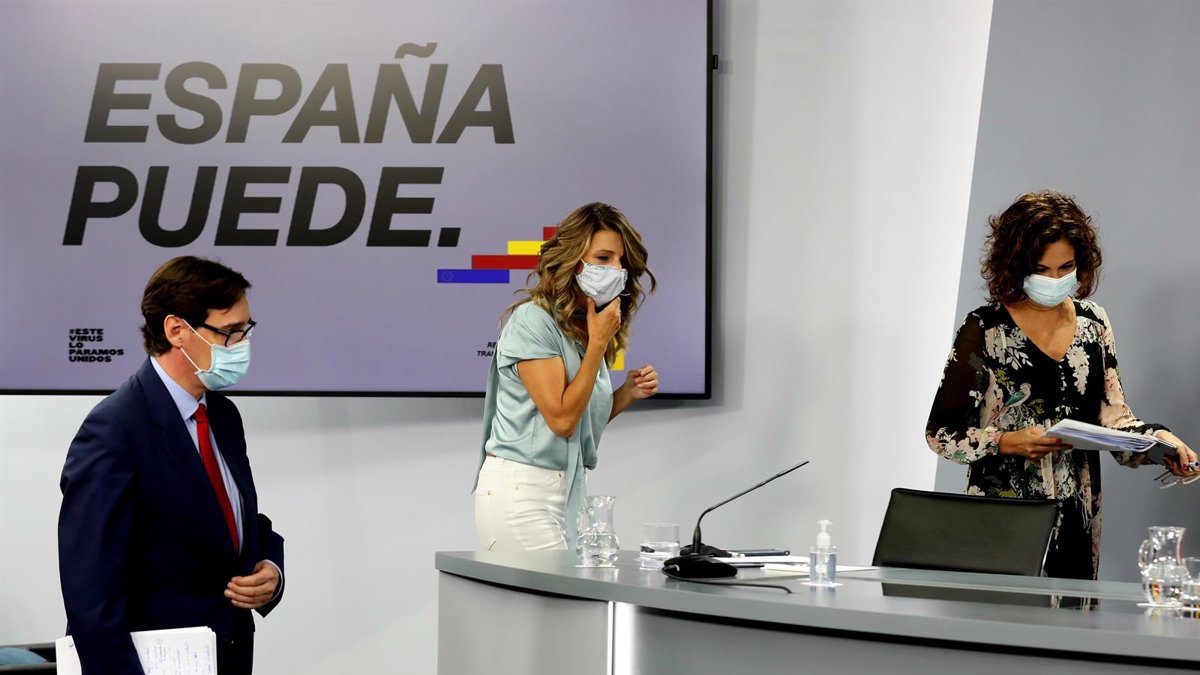 La ministra de Trabajo, Yolanda Díaz, en el centro de la imagen.