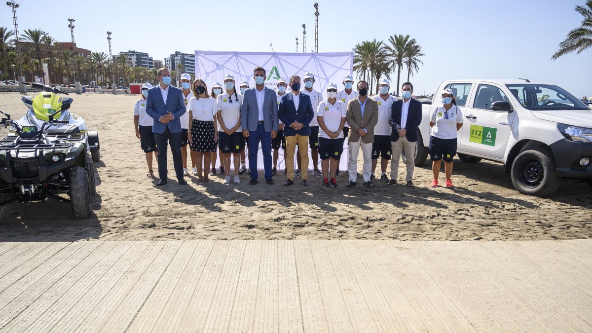 El consejero Elías Bendodo y el alcalde, en un acto con auxiliares de playa en Almería.