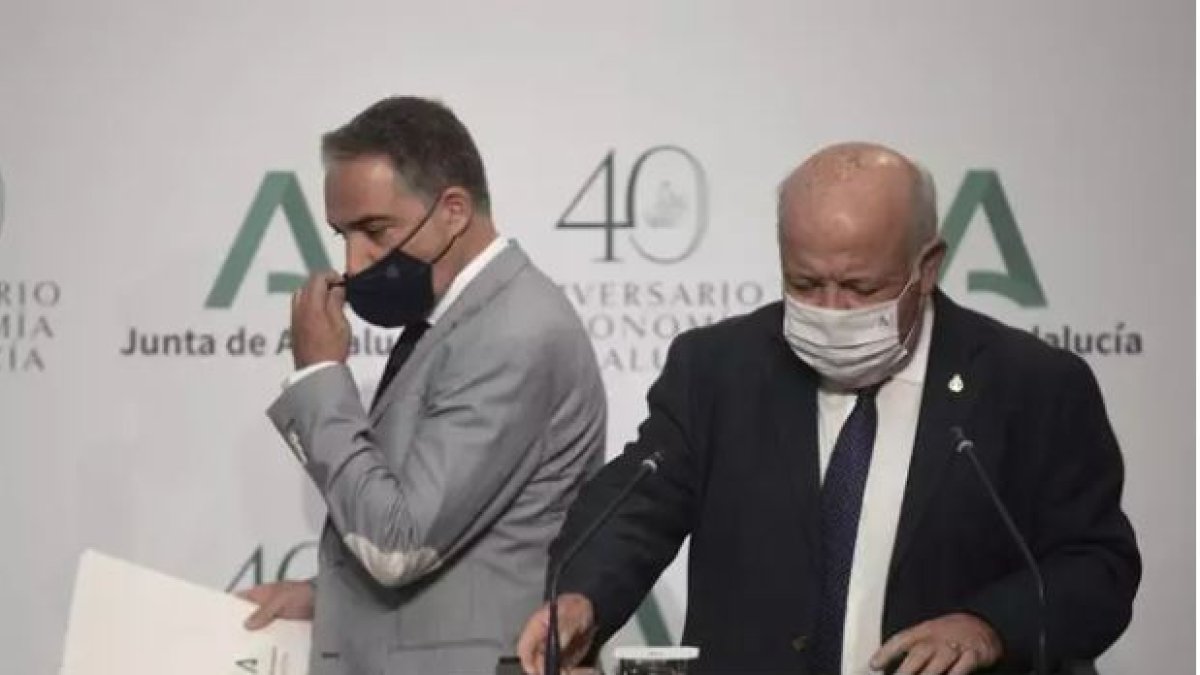 El consejero de Salud, Jesús Aguirre  y el consejero de Presidencia de la Junta de Andalucía, Elías Bendodo.