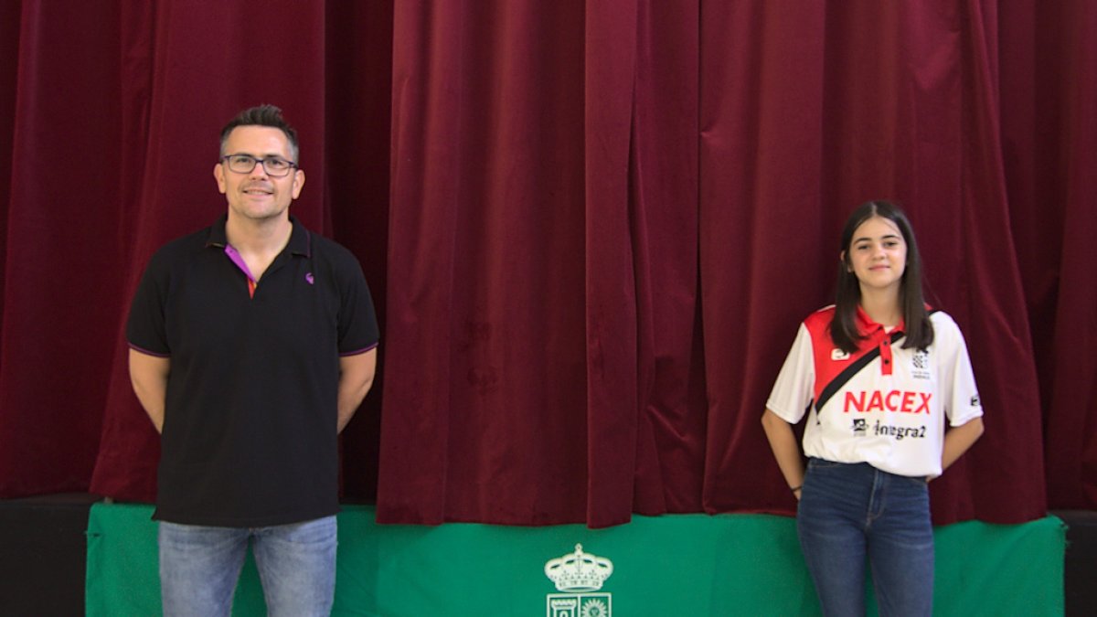 El concejal de Deportes de Turre, David Ruiz, junto a Aitana Portero.