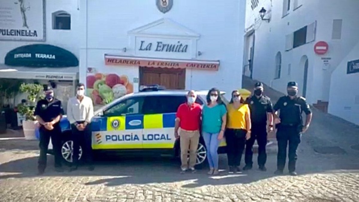 Dirigentes municipales con el nuevo vehículo.