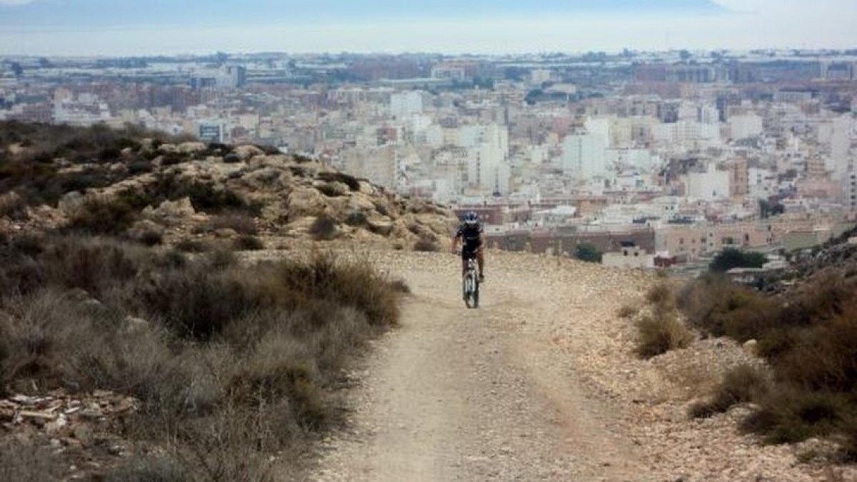 Un ciclista en el camino viejo de Enix, en una imagen de archivo.