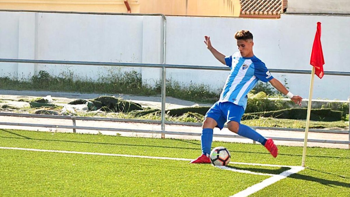 El extremo formado en el Almería lanzando un corner.