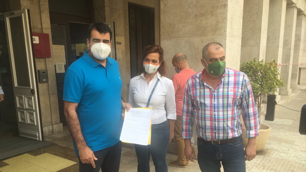 Andrés Góngora, Francisca Iglesias y Antonio Navarro en la puerta de la Subdelegación.