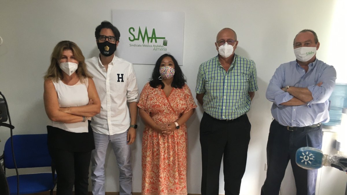 Miembros del Sindicato Médico con la parlamentaria Rosalía Espinosa.