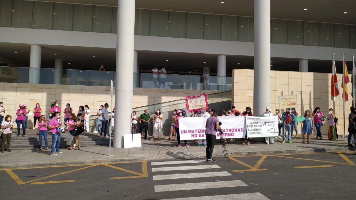Concentración de las matronas a las puertas del Materno Infantil.