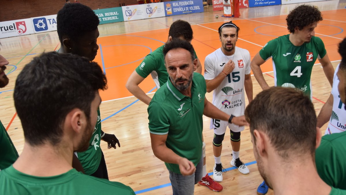 Manolo Berenguel hablando con sus jugadores.