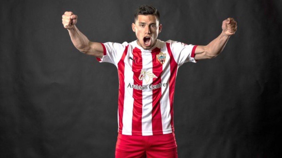 Lucas Robertone ya posó con la camiseta rojiblanca.