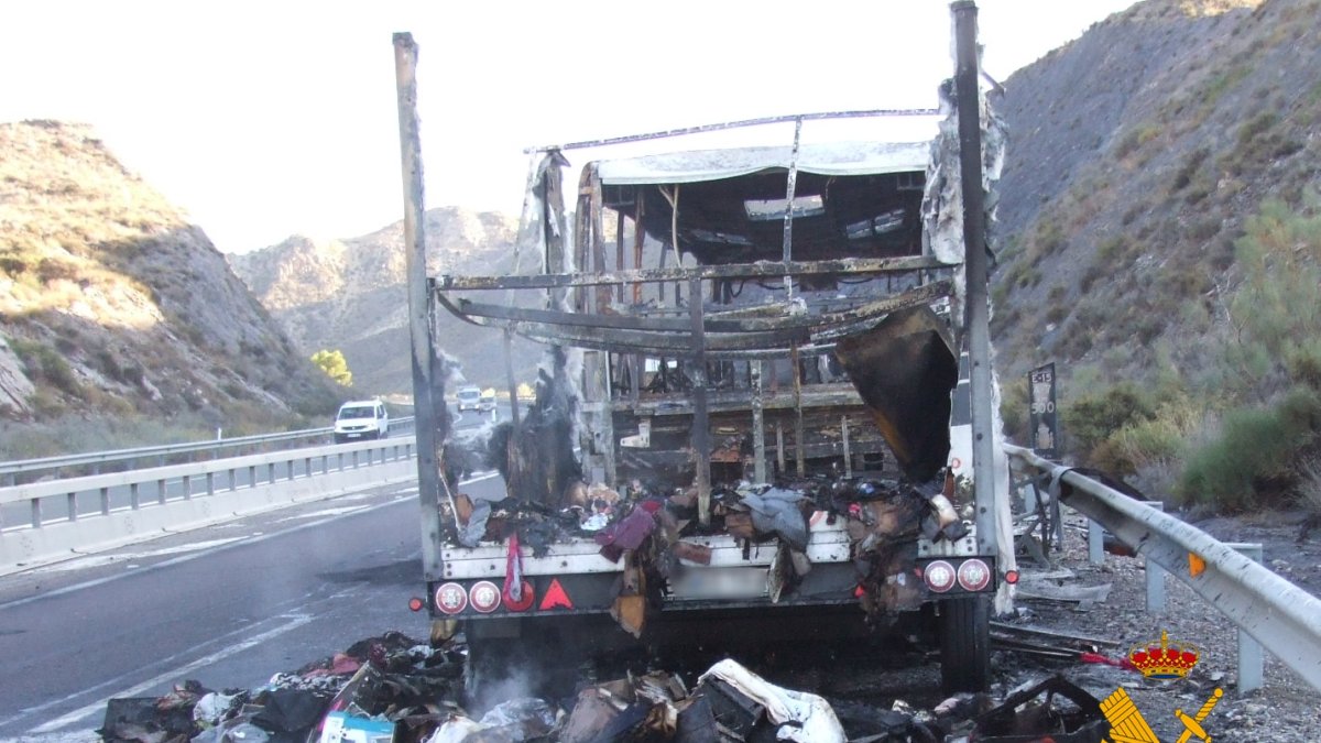Autobús incendiado la semana pasada en Sorbas.