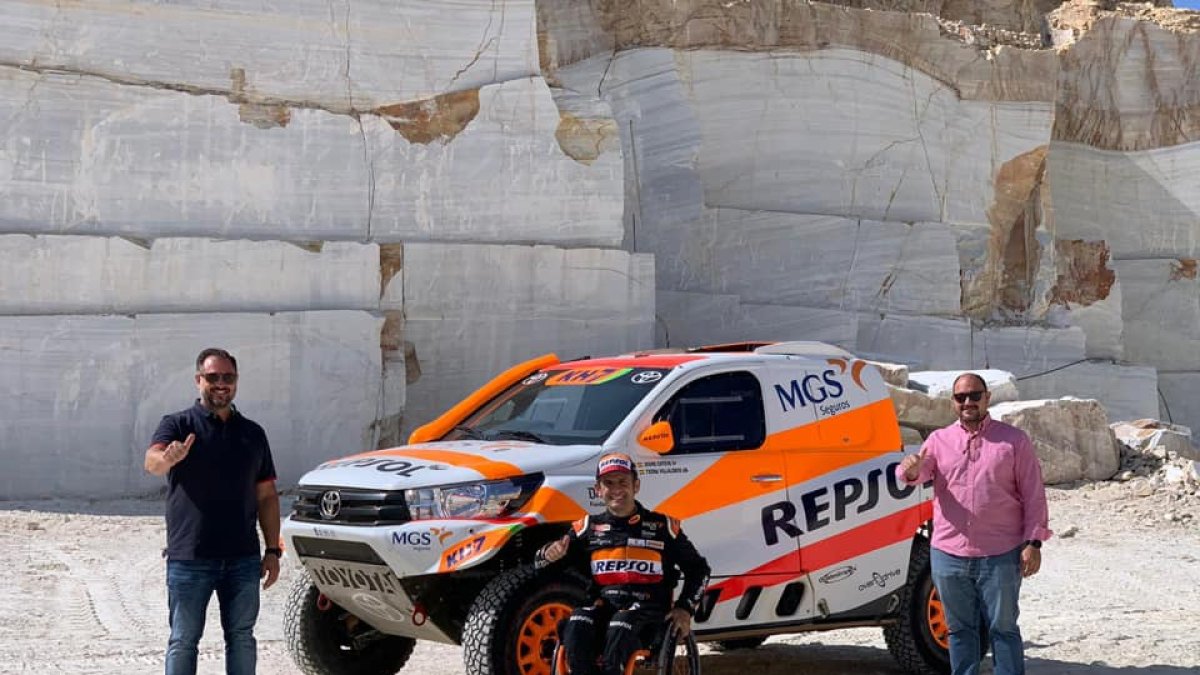 Esteve (centro) con el alcalde (izquierda) y el concejal de Macael.