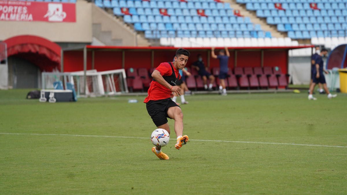 Cristian Olivera ha trabajado para ganarse minutos con el Almería.