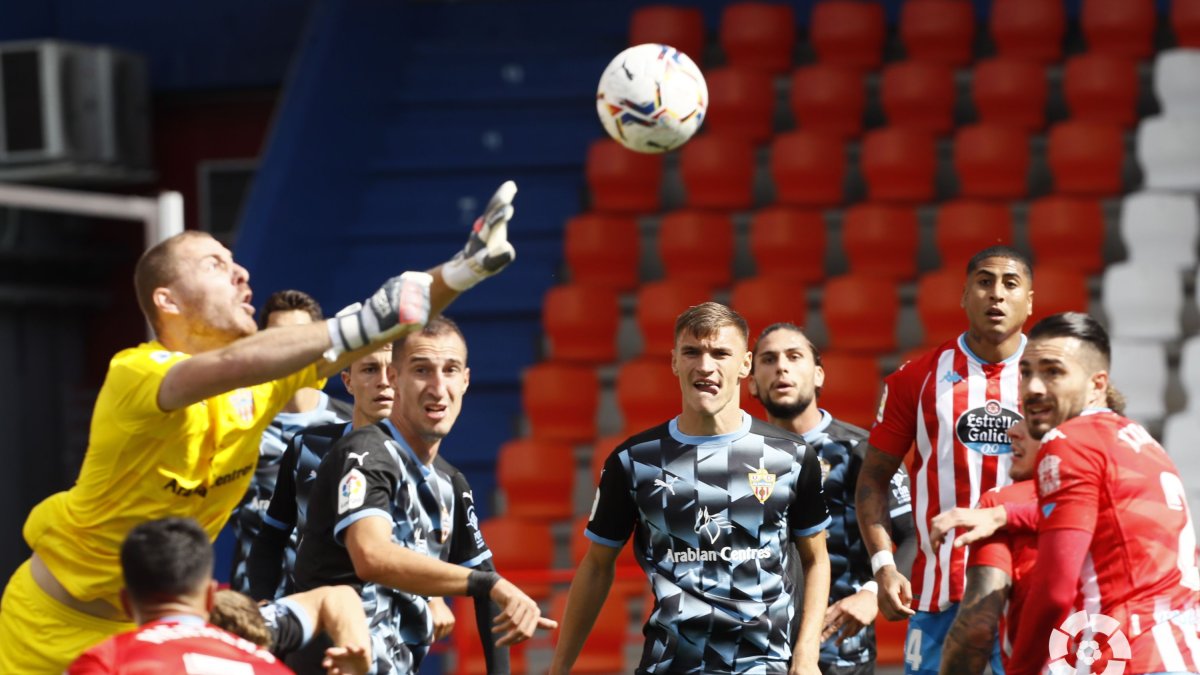 El meta Makaridze saliendo de puños en Lugo.