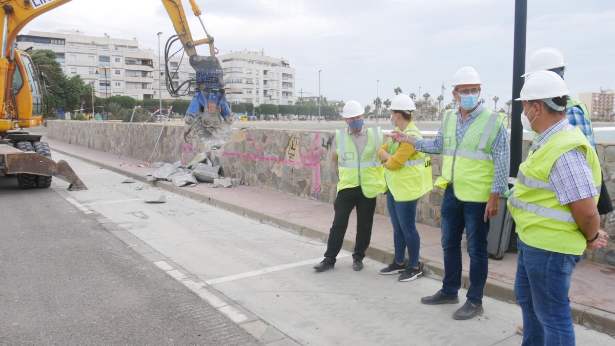 El alcalde de Adra visitando la zona para conocer el estado de las obras.