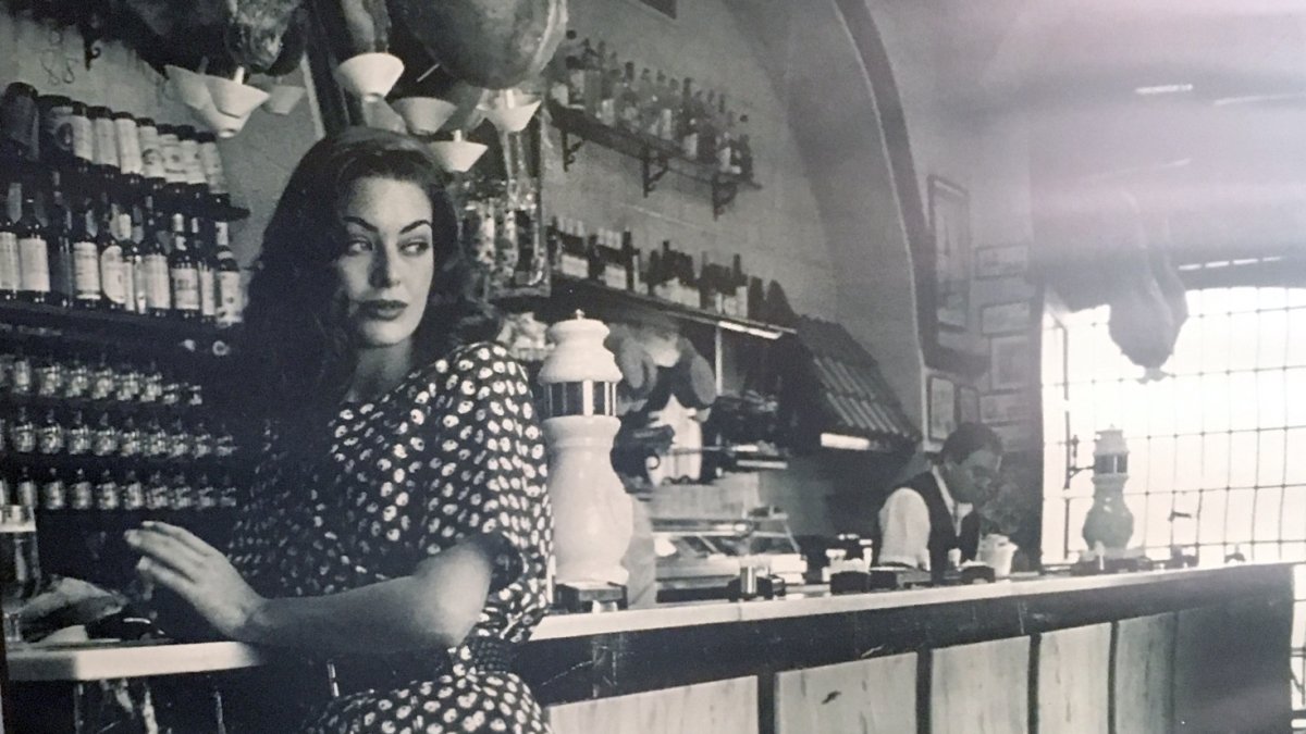 La modelo alemana en la barra de Casa Puga y al fondo el camarero Juan Martínez.