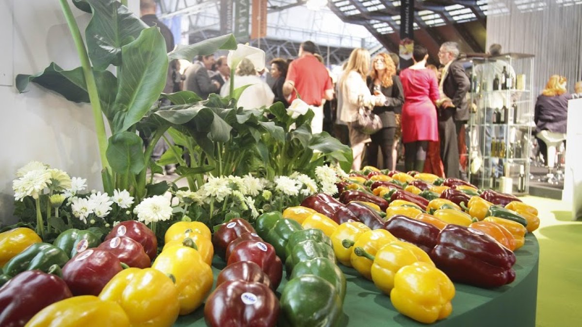 Expositor de pimiento en una feria hortofrutícola.