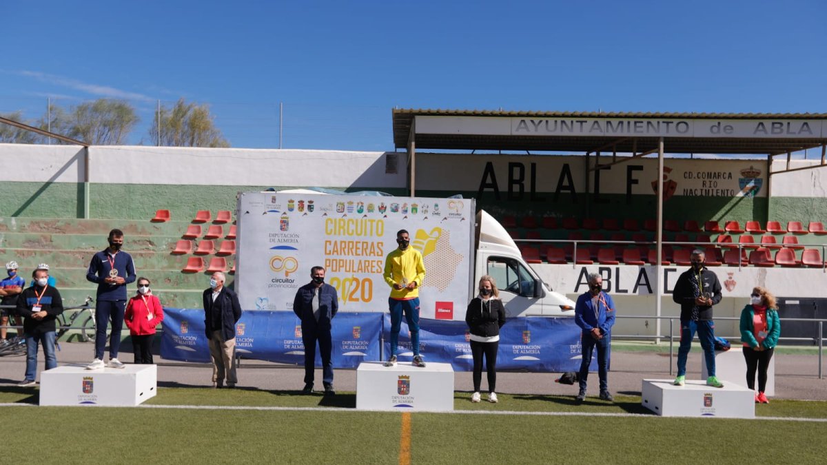 El podio masculino en el campo de Montagón.