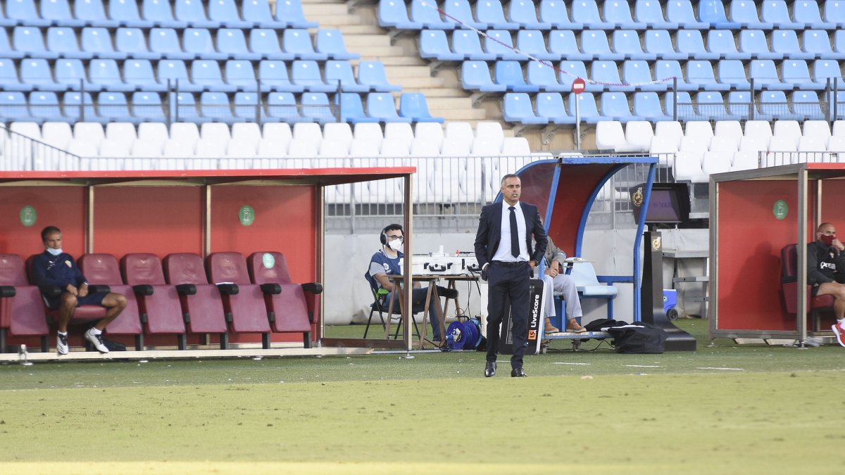 José Gomes en la banda del Estadio de los Juegos Mediterráneos.