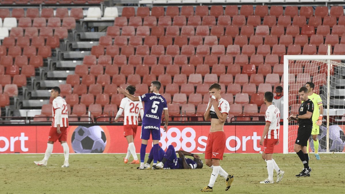 Decepción rojiblanca tras perder frente al Sporting.