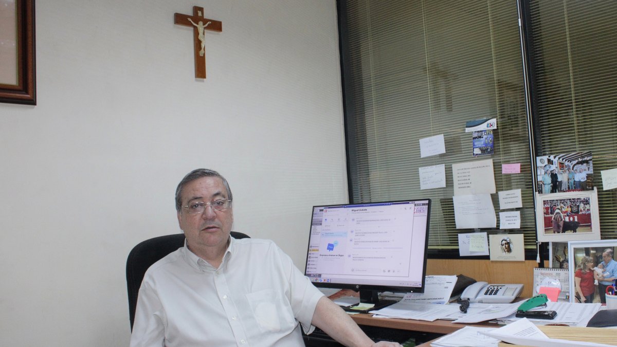 José Antonio Miras en su despacho.