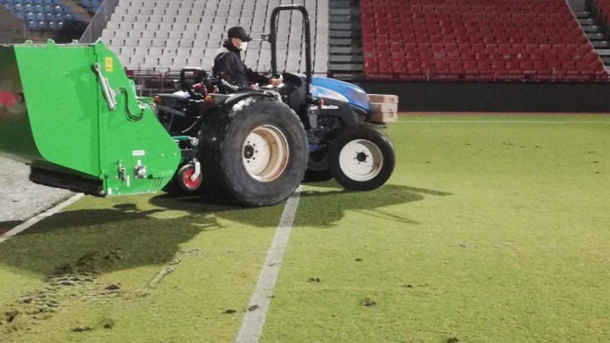 Los operarios han empezado a cambiar el césped del Estadio.