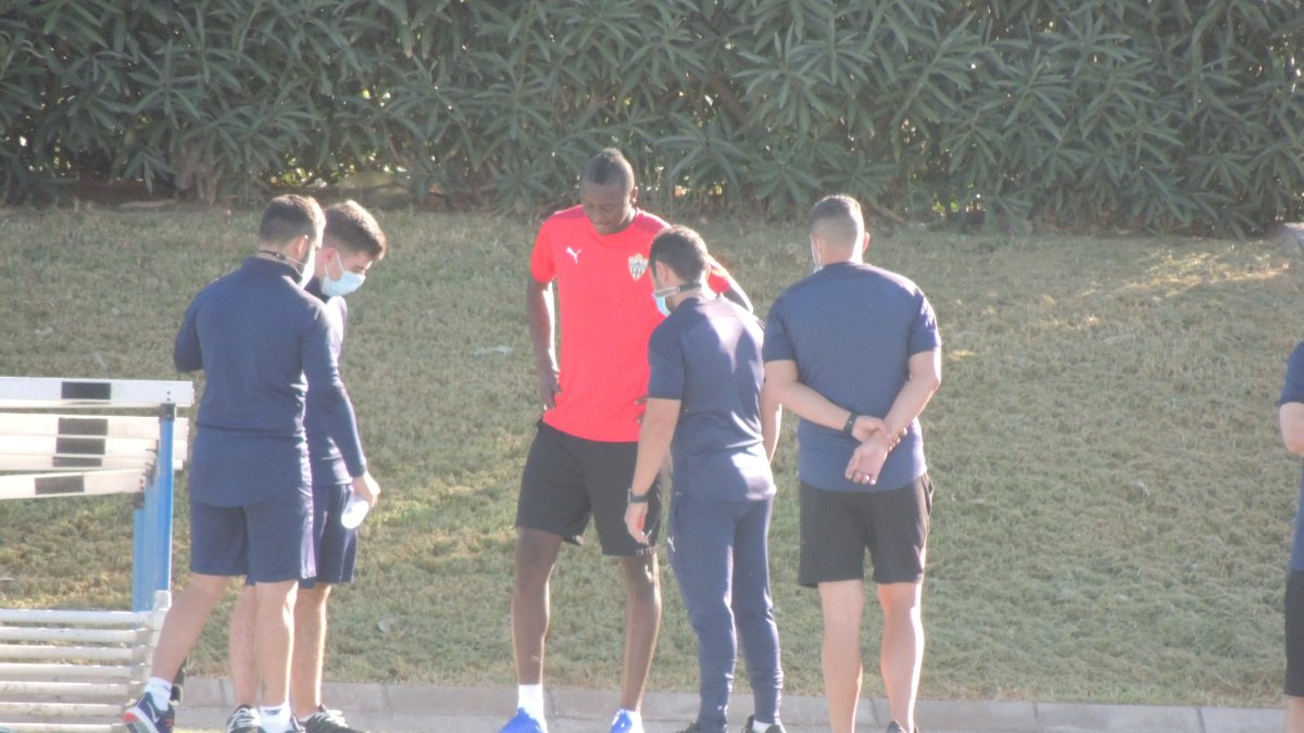 Umar Sadiq hablando con los médicos en el entrenamiento.