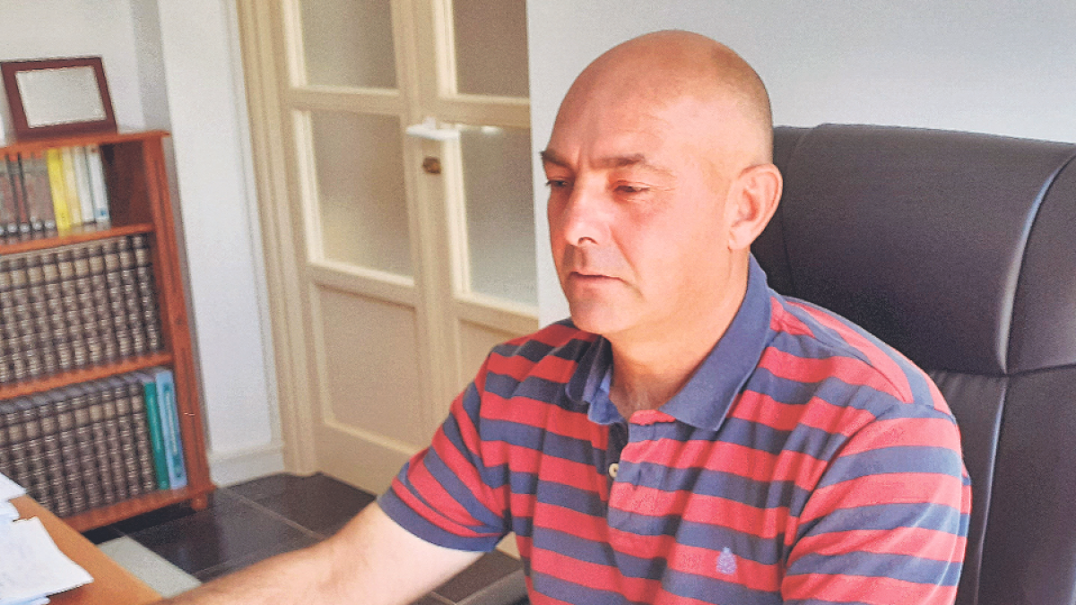 Gabriel Magán, alcalde de Felix, en su despacho.