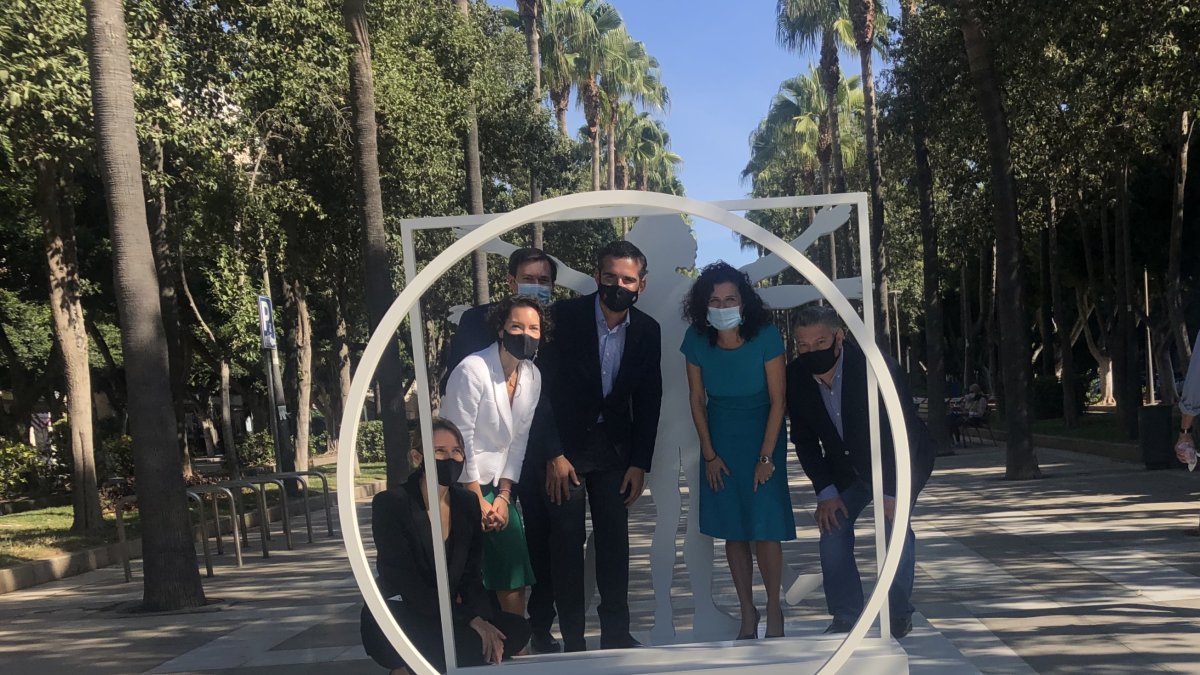 Representantes de ‘la Caixa’ y el Ayuntamiento, durante la inauguración, en una de las maquetas a escala real.