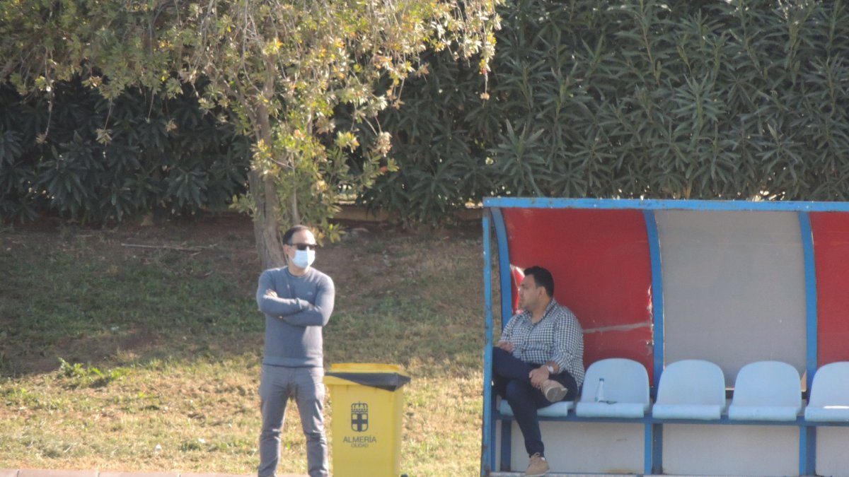 Joao Gonçalves y Mohamed Adel en el campo Anexo.