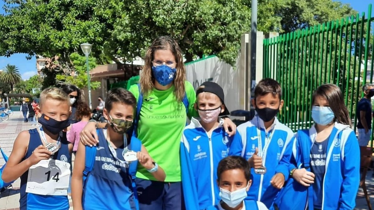 Foto de familia con los deportistas almerienses.