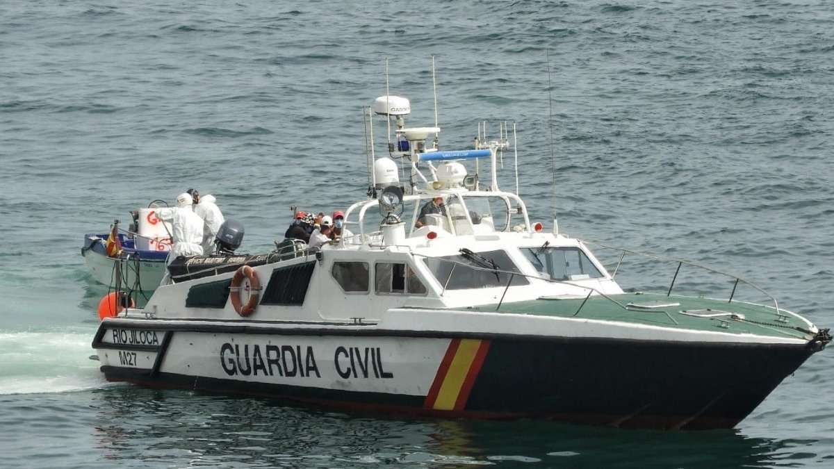 La Guardia Civil remolca y examina una patera llegada de Argelia, en el acceso al Puerto de Almería (Foto: @Héroesdelmar)