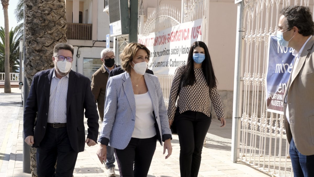 La secretaria del  PSOE andaluz visitó el Ayuntamiento carbonero y se entrevistó con su alcalde, José Luis Amérigo.