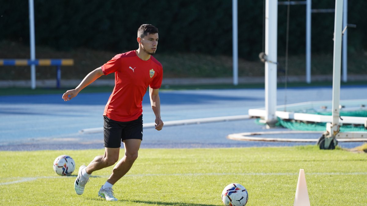 Lucas Robertone en el entrenamiento rojiblanco.