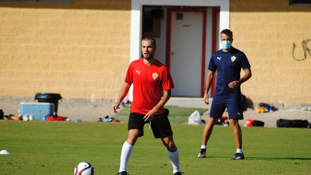 Pablo Siles en el entrenamiento del filial en la Vega.