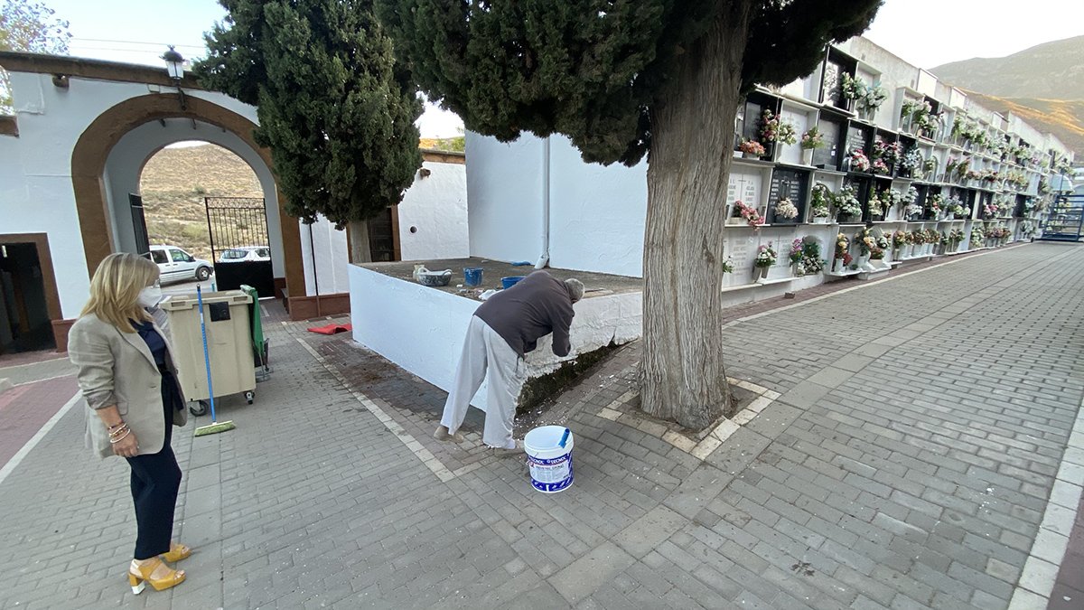 Se están realizando trabajos de pintura en todo el recinto.