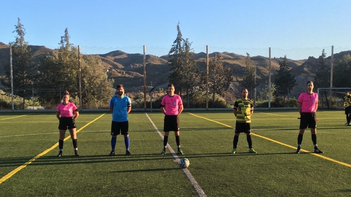 Capitanes y colegiados antes del partido en Cantoria.